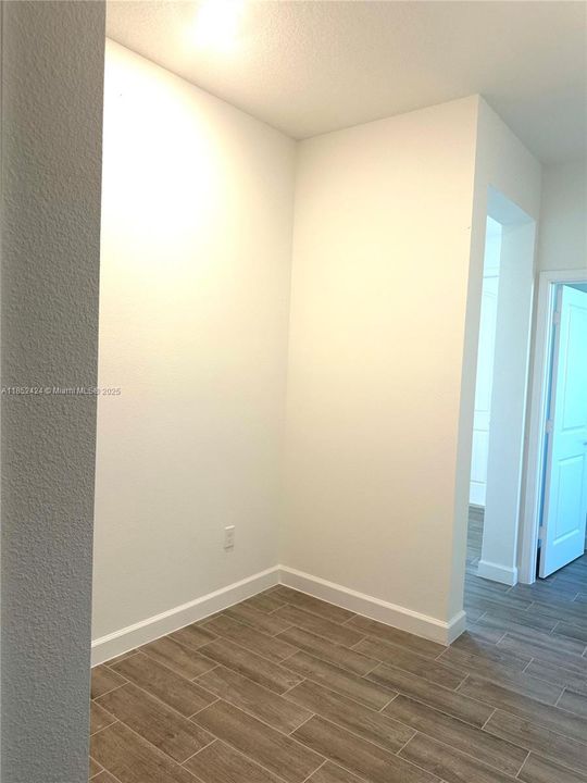 Под контрактом: $3,150 (3 спален, 2 ванн, 1758 Квадратных фут)