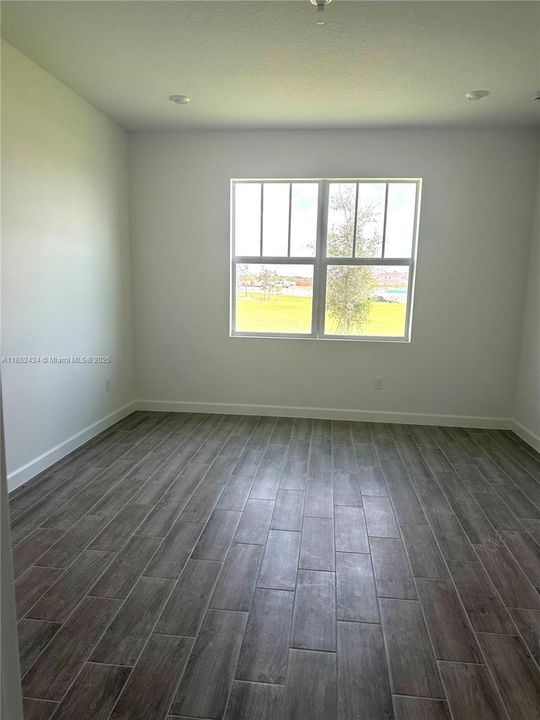 Под контрактом: $3,150 (3 спален, 2 ванн, 1758 Квадратных фут)