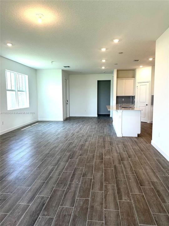 Под контрактом: $3,150 (3 спален, 2 ванн, 1758 Квадратных фут)