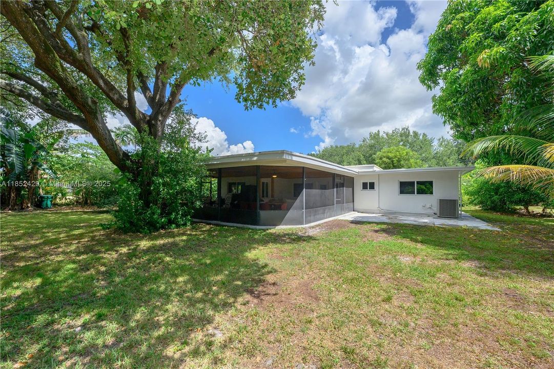 Недавно продано: $840,000 (3 спален, 2 ванн, 2431 Квадратных фут)