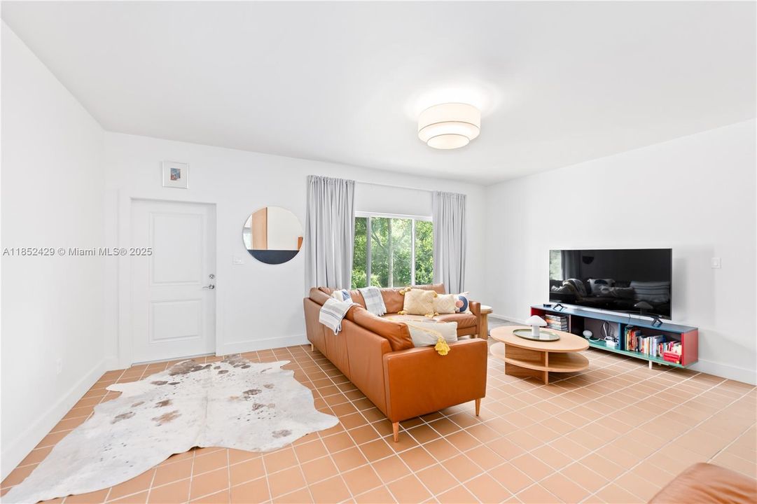 Недавно продано: $840,000 (3 спален, 2 ванн, 2431 Квадратных фут)