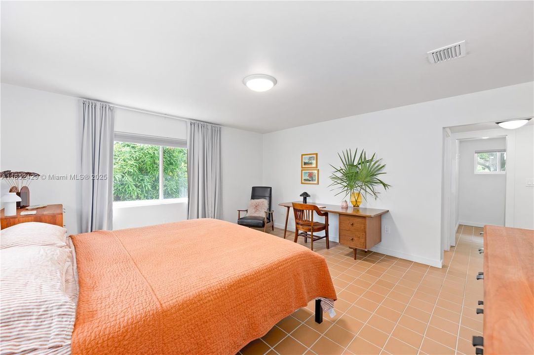 Недавно продано: $840,000 (3 спален, 2 ванн, 2431 Квадратных фут)