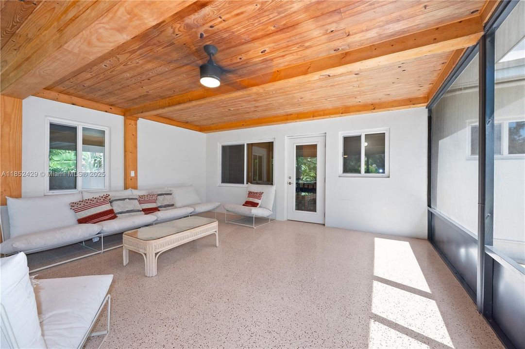 Недавно продано: $840,000 (3 спален, 2 ванн, 2431 Квадратных фут)