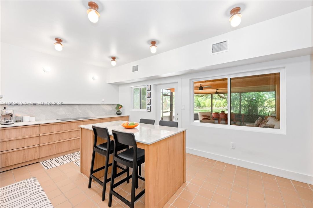 Недавно продано: $840,000 (3 спален, 2 ванн, 2431 Квадратных фут)