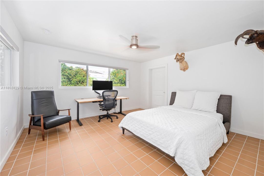 Недавно продано: $840,000 (3 спален, 2 ванн, 2431 Квадратных фут)