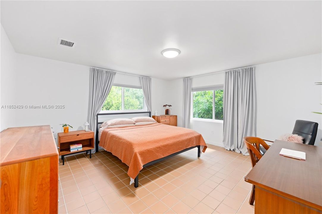 Недавно продано: $840,000 (3 спален, 2 ванн, 2431 Квадратных фут)