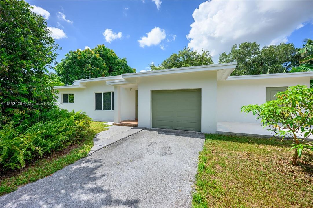 Недавно продано: $840,000 (3 спален, 2 ванн, 2431 Квадратных фут)