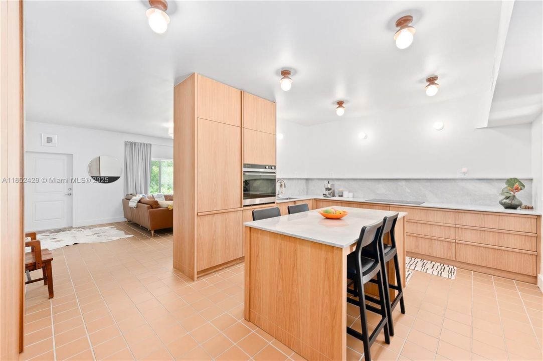 Недавно продано: $840,000 (3 спален, 2 ванн, 2431 Квадратных фут)