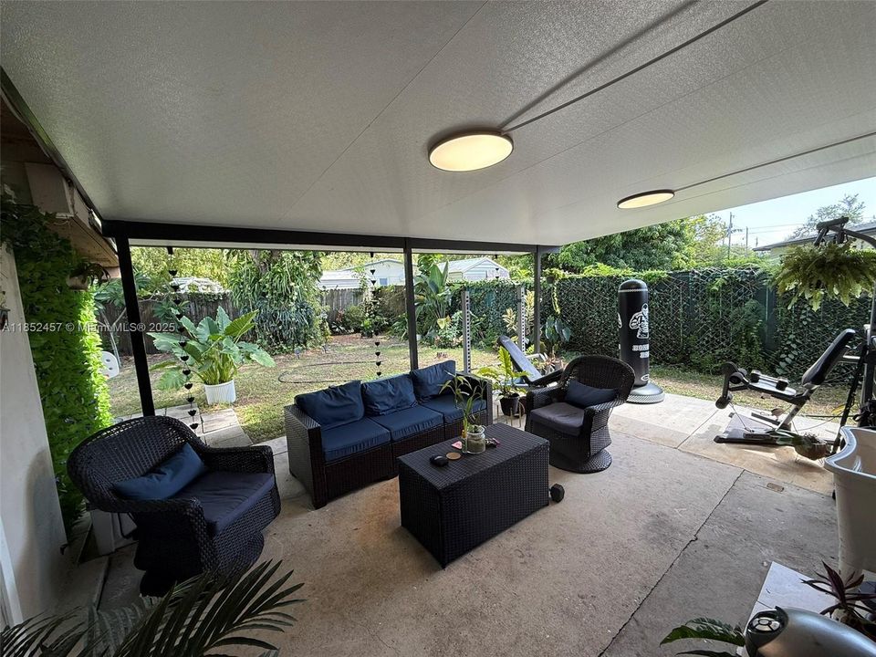 Недавно продано: $644,995 (5 спален, 4 ванн, 1956 Квадратных фут)