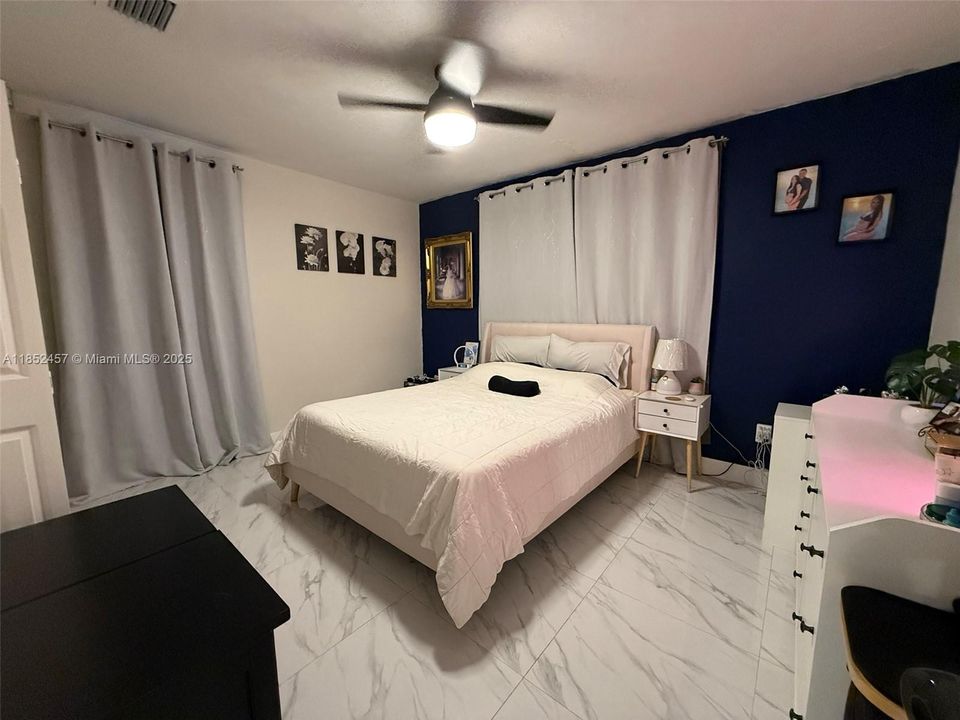 Недавно продано: $644,995 (5 спален, 4 ванн, 1956 Квадратных фут)