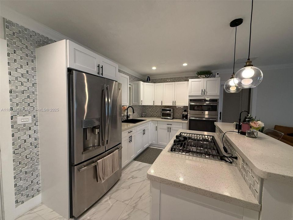 Недавно продано: $644,995 (5 спален, 4 ванн, 1956 Квадратных фут)