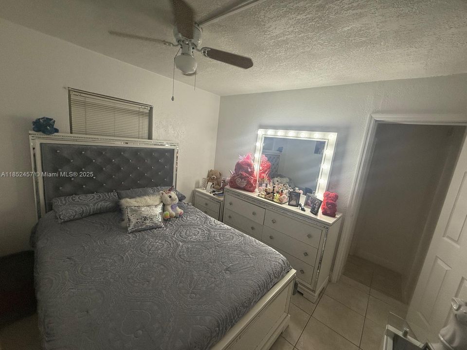 Недавно продано: $644,995 (5 спален, 4 ванн, 1956 Квадратных фут)