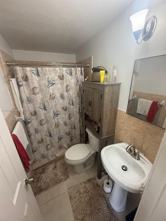 Недавно продано: $644,995 (5 спален, 4 ванн, 1956 Квадратных фут)