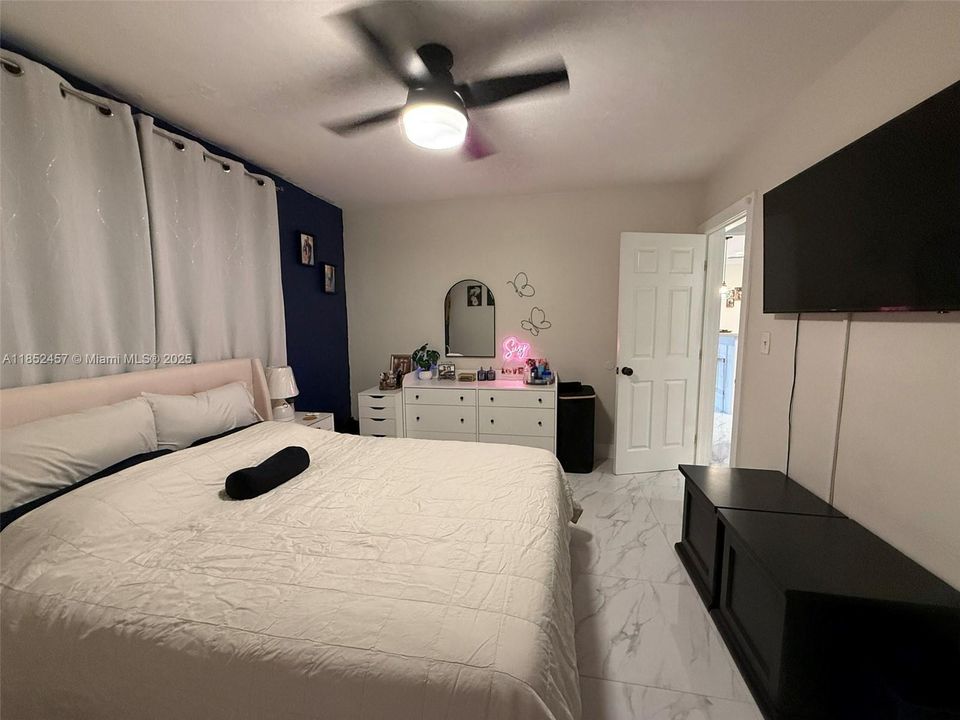 Недавно продано: $644,995 (5 спален, 4 ванн, 1956 Квадратных фут)