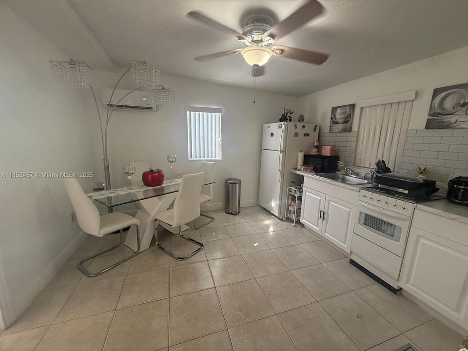 Недавно продано: $644,995 (5 спален, 4 ванн, 1956 Квадратных фут)