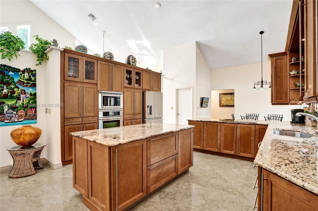 На продажу: $1,348,800 (6 спален, 4 ванн, 4323 Квадратных фут)