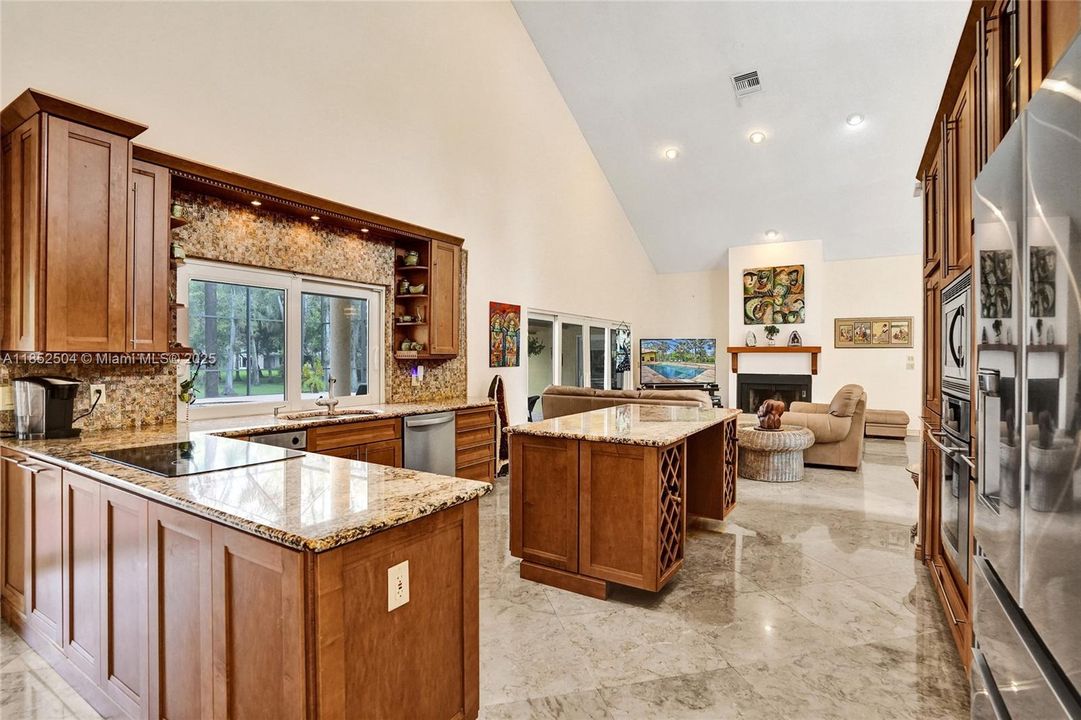 На продажу: $1,348,800 (6 спален, 4 ванн, 4323 Квадратных фут)