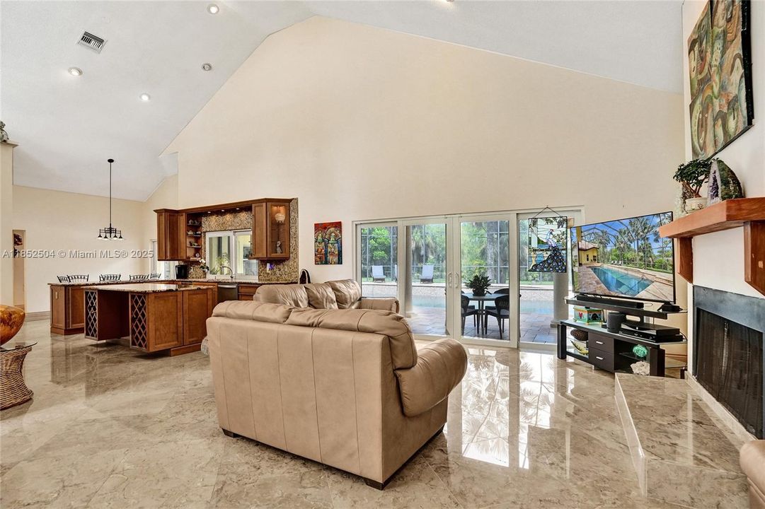 На продажу: $1,348,800 (6 спален, 4 ванн, 4323 Квадратных фут)