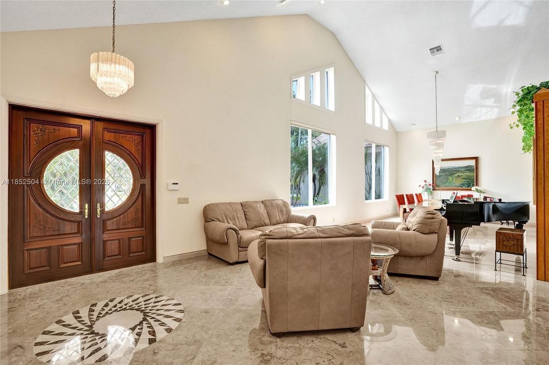 На продажу: $1,348,800 (6 спален, 4 ванн, 4323 Квадратных фут)