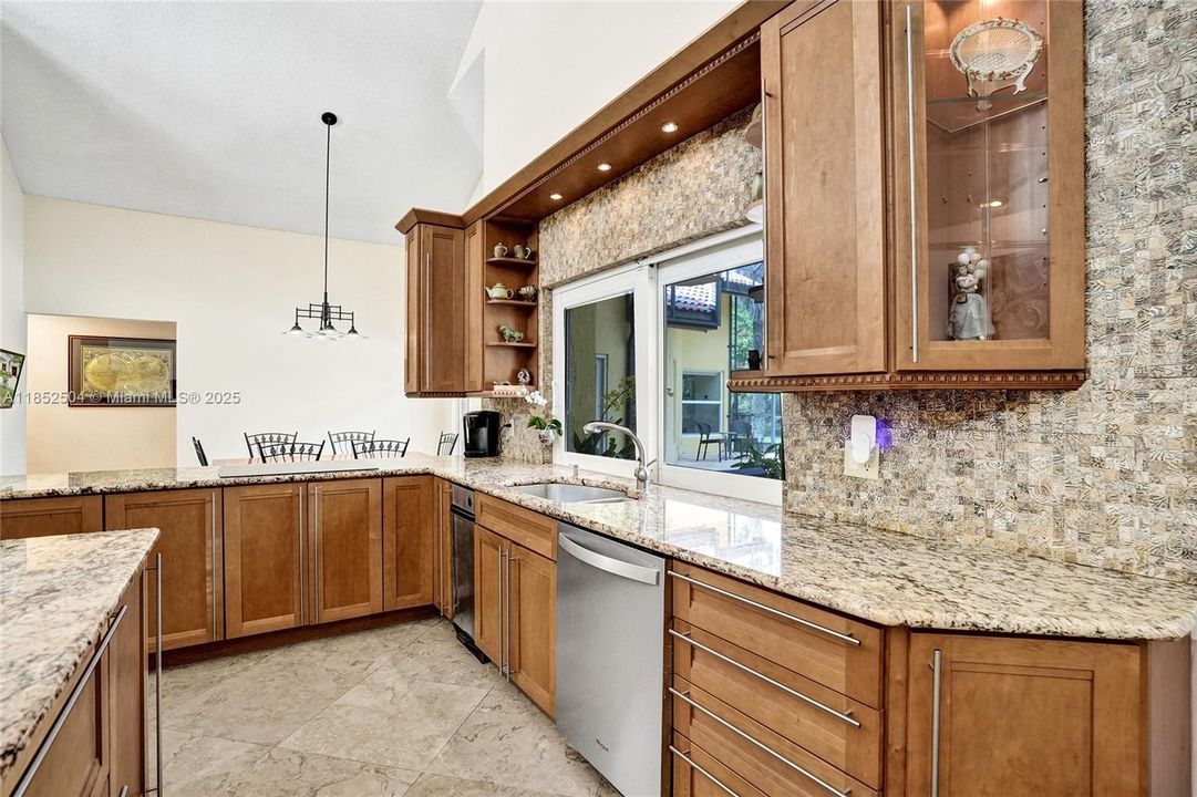 На продажу: $1,348,800 (6 спален, 4 ванн, 4323 Квадратных фут)