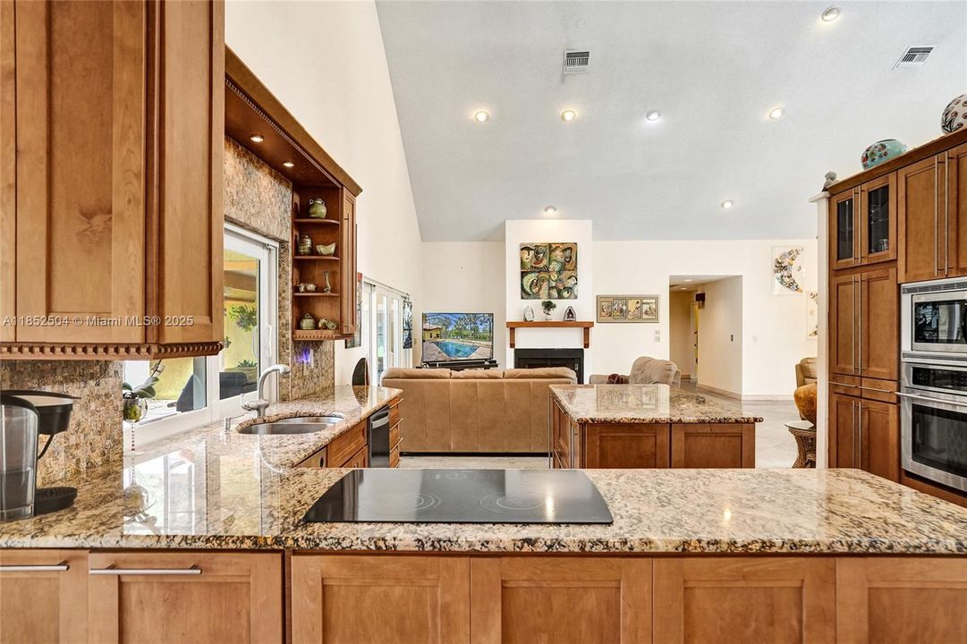 На продажу: $1,348,800 (6 спален, 4 ванн, 4323 Квадратных фут)