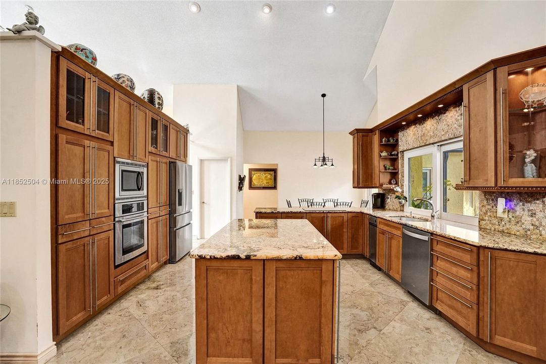 На продажу: $1,348,800 (6 спален, 4 ванн, 4323 Квадратных фут)