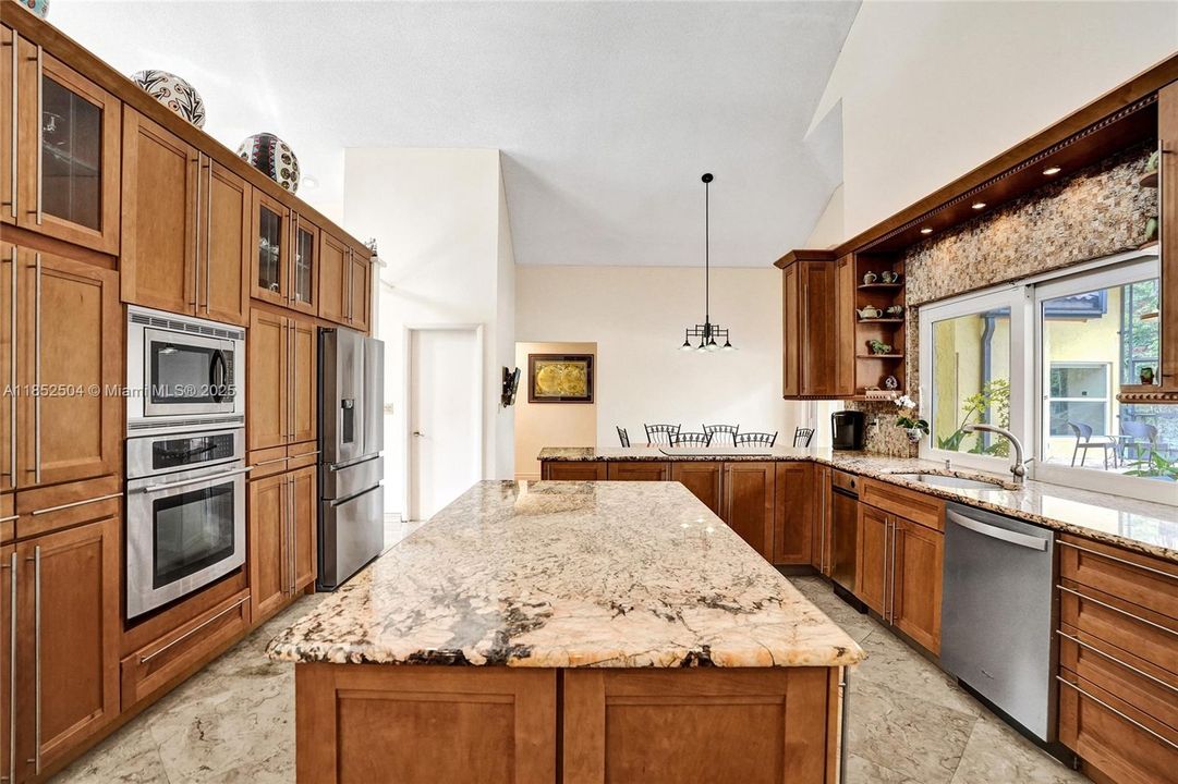 На продажу: $1,348,800 (6 спален, 4 ванн, 4323 Квадратных фут)