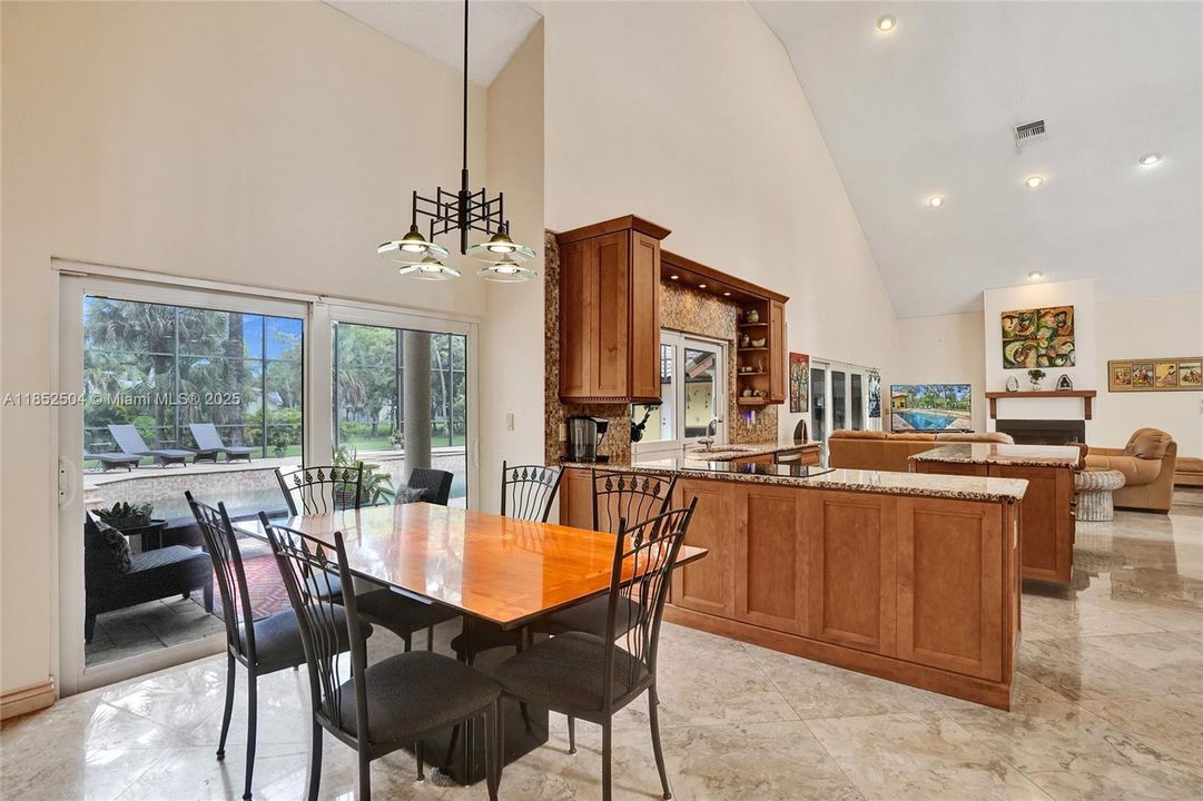 На продажу: $1,348,800 (6 спален, 4 ванн, 4323 Квадратных фут)