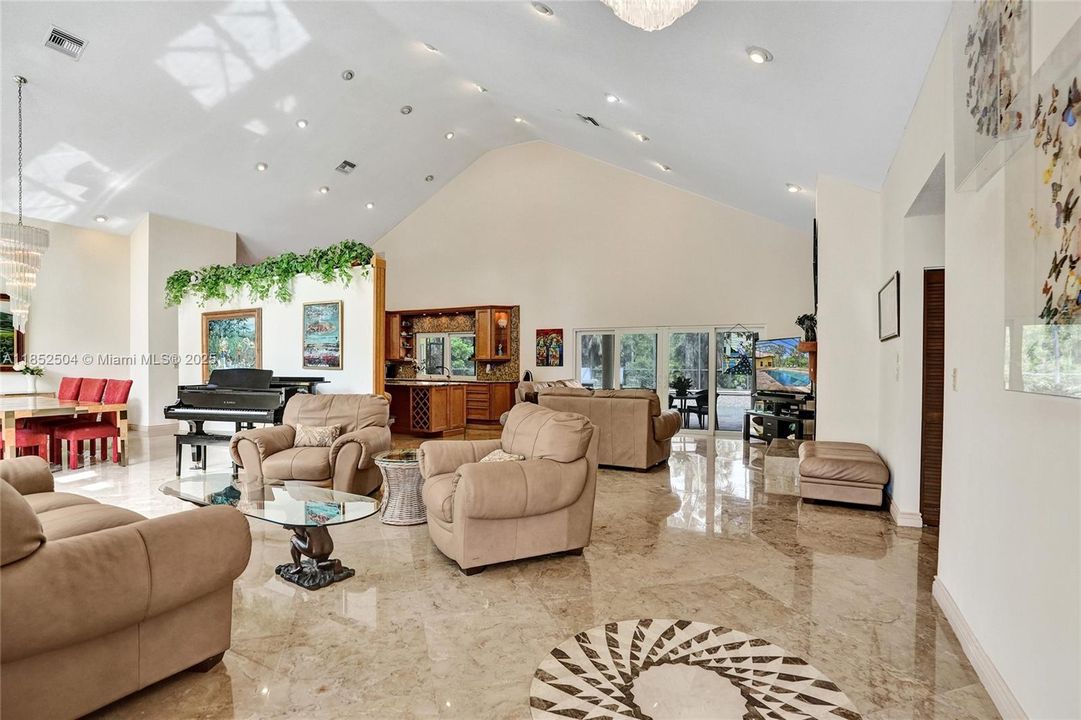 На продажу: $1,348,800 (6 спален, 4 ванн, 4323 Квадратных фут)