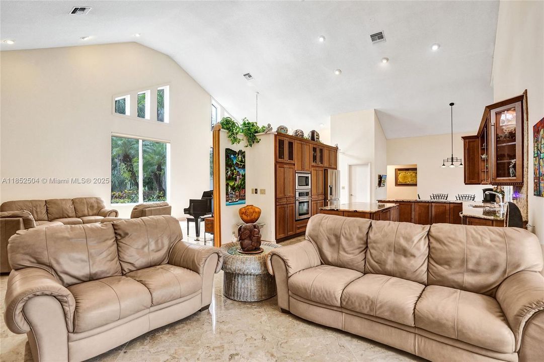 На продажу: $1,348,800 (6 спален, 4 ванн, 4323 Квадратных фут)