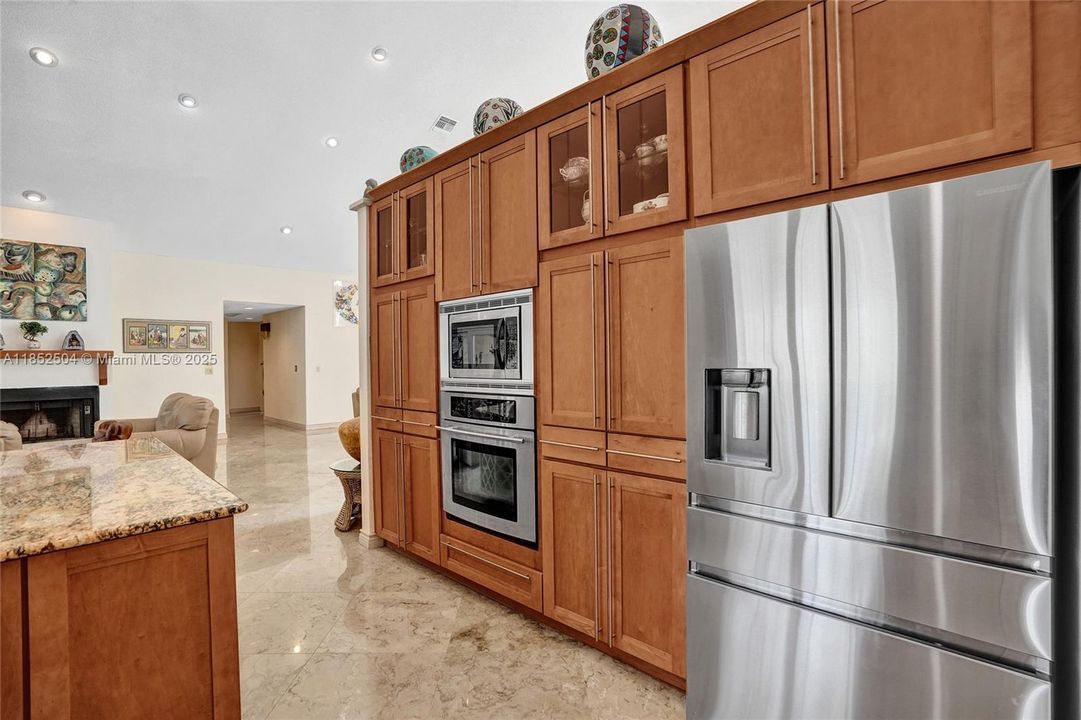 На продажу: $1,348,800 (6 спален, 4 ванн, 4323 Квадратных фут)