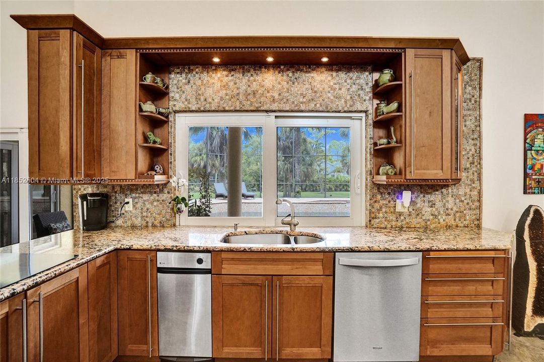 На продажу: $1,348,800 (6 спален, 4 ванн, 4323 Квадратных фут)