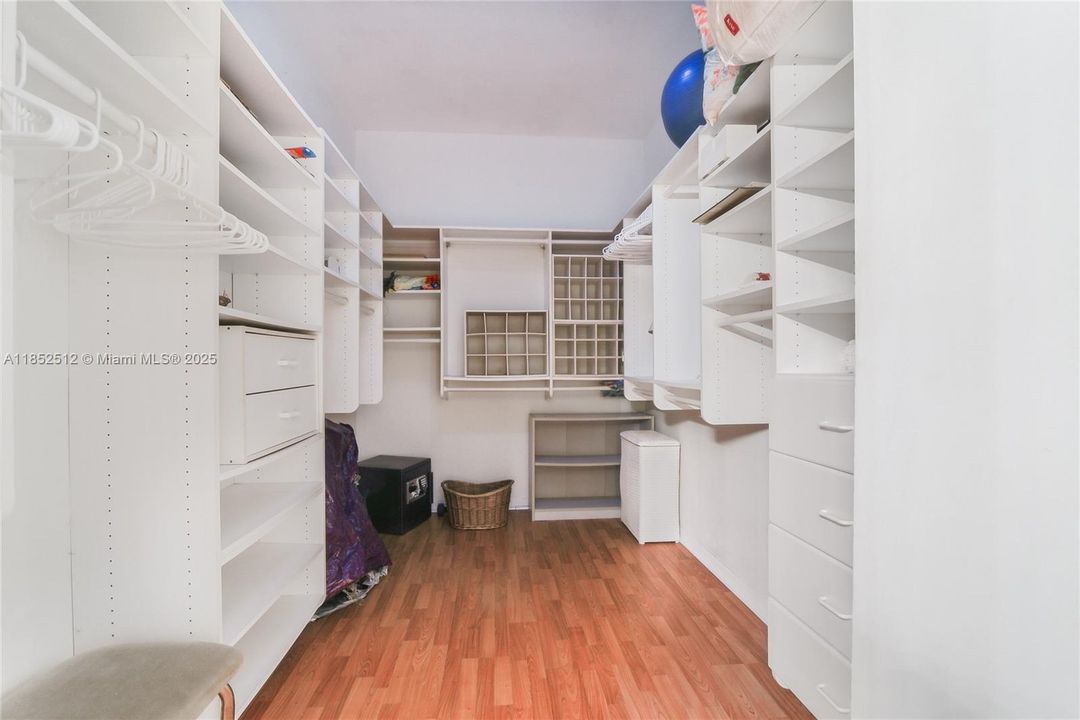 合同活跃: $7,500 (2 贝兹, 2 浴室, 1600 平方英尺)