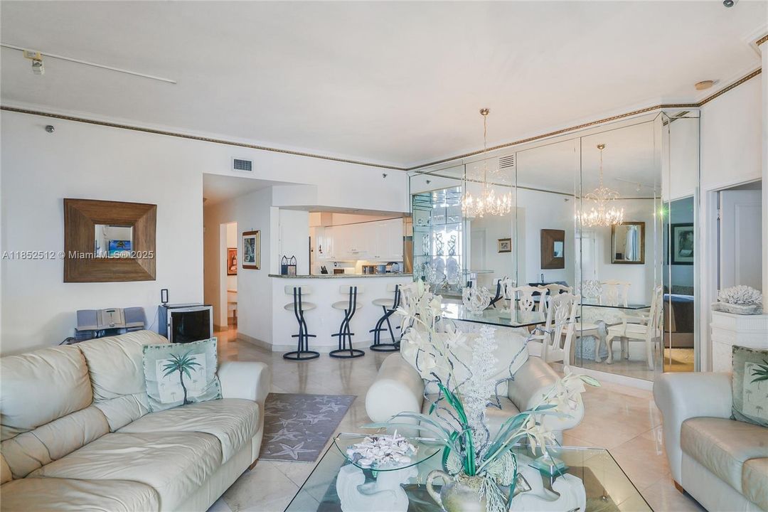 合同活跃: $7,500 (2 贝兹, 2 浴室, 1600 平方英尺)