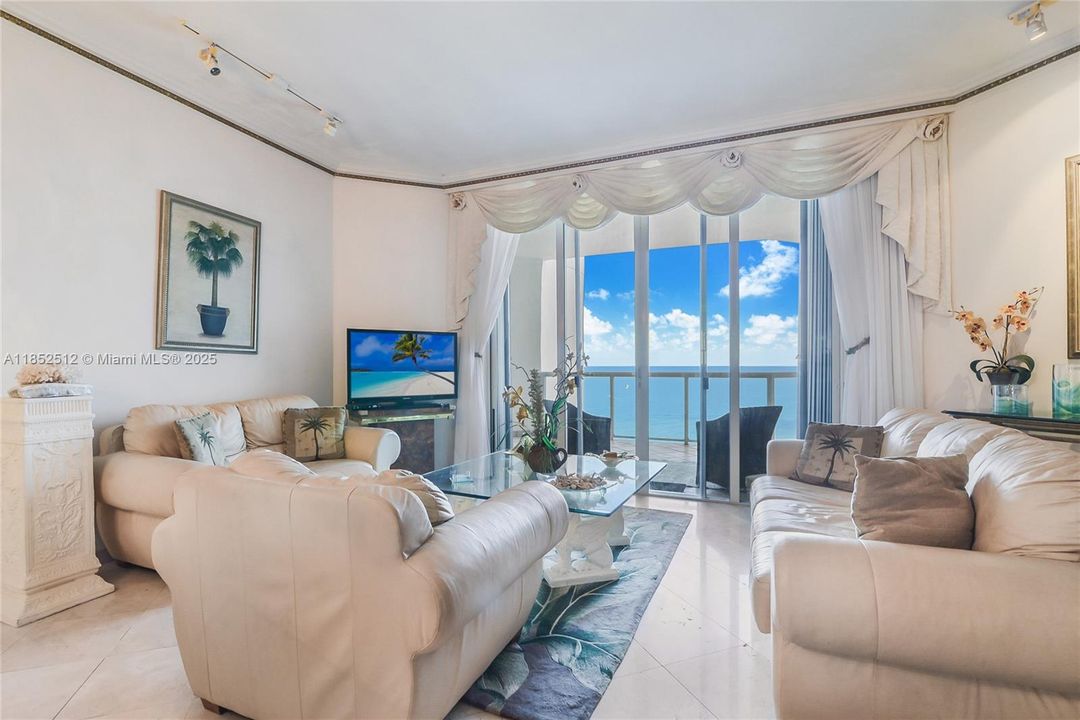 合同活跃: $7,500 (2 贝兹, 2 浴室, 1600 平方英尺)