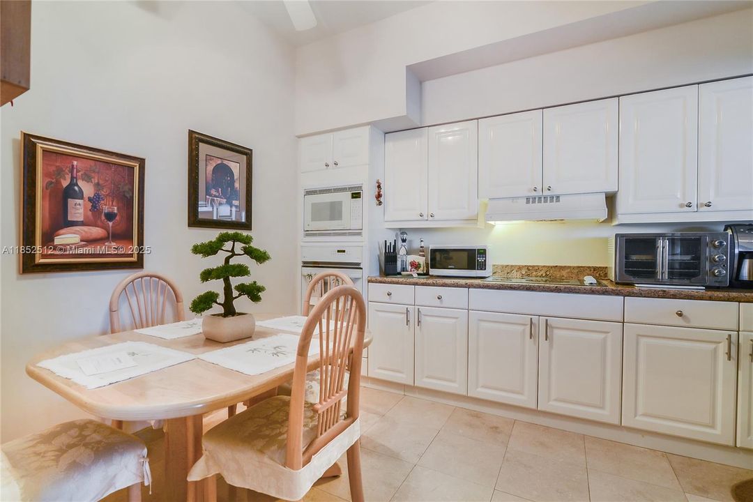 合同活跃: $7,500 (2 贝兹, 2 浴室, 1600 平方英尺)