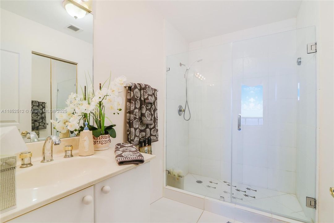 合同活跃: $7,500 (2 贝兹, 2 浴室, 1600 平方英尺)