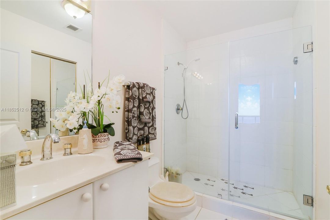 合同活跃: $7,500 (2 贝兹, 2 浴室, 1600 平方英尺)