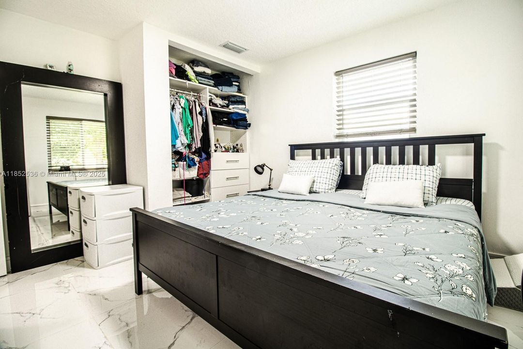 En Venta: $549,000 (4 camas, 2 baños, 1300 Pies cuadrados)