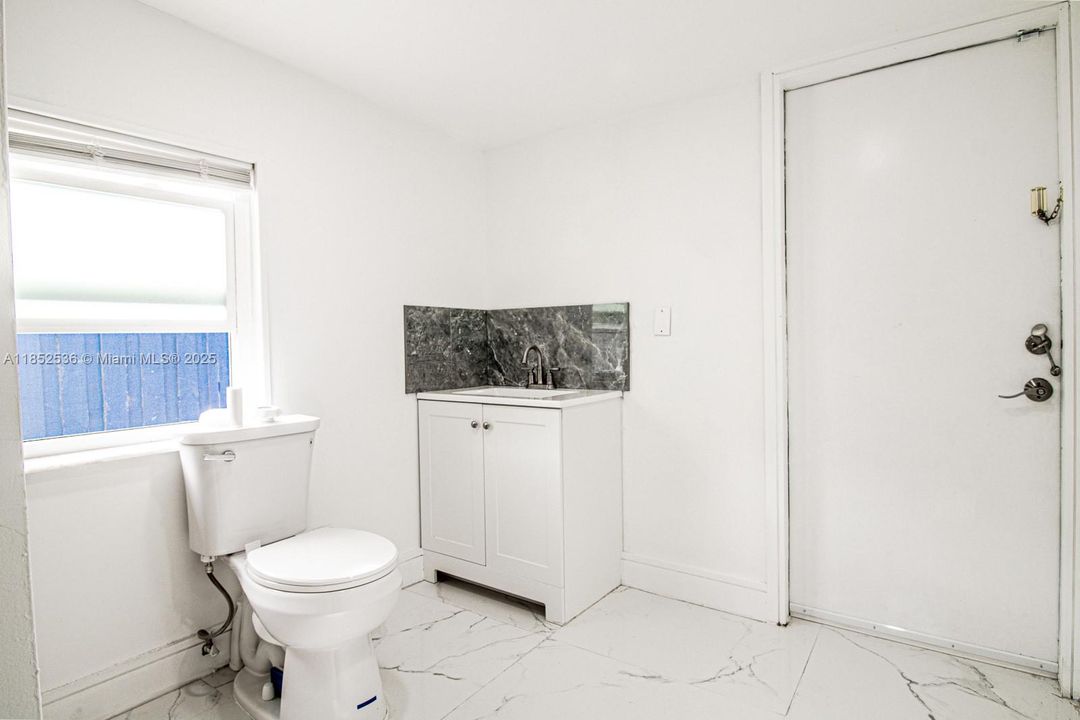 En Venta: $549,000 (4 camas, 2 baños, 1300 Pies cuadrados)