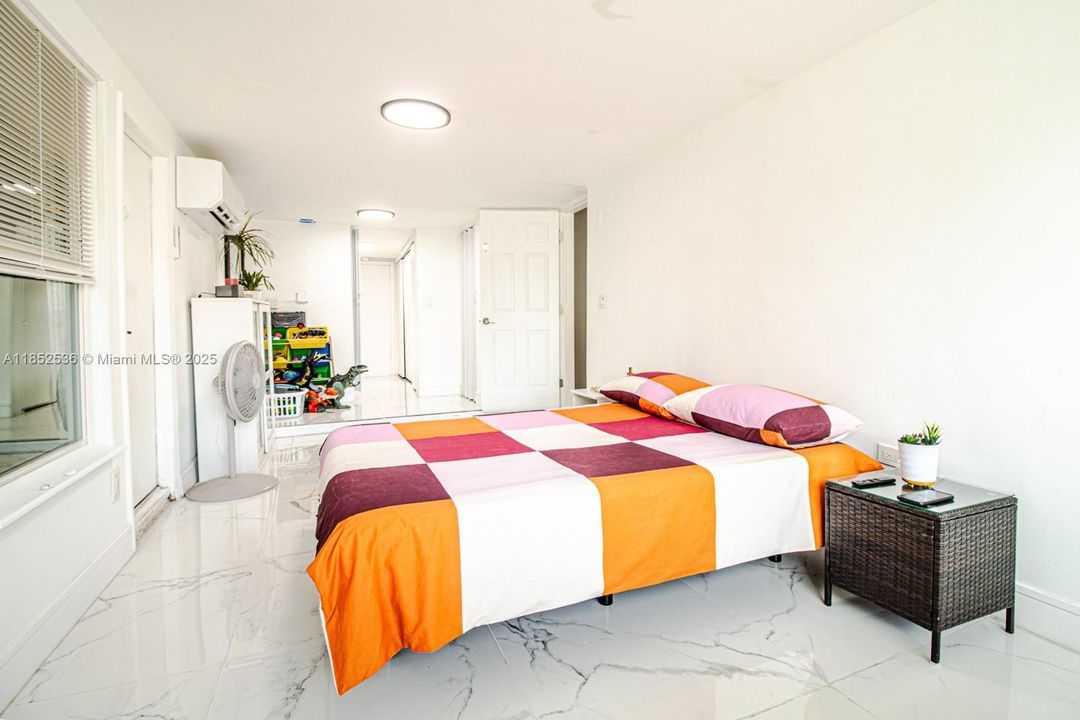 En Venta: $549,000 (4 camas, 2 baños, 1300 Pies cuadrados)