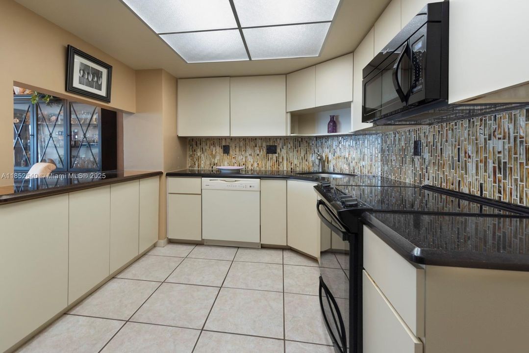 最近售出: $299,900 (1 贝兹, 1 浴室, 850 平方英尺)