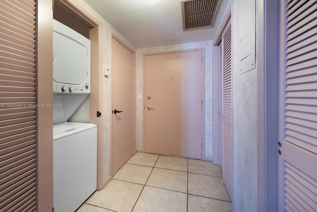 最近售出: $299,900 (1 贝兹, 1 浴室, 850 平方英尺)