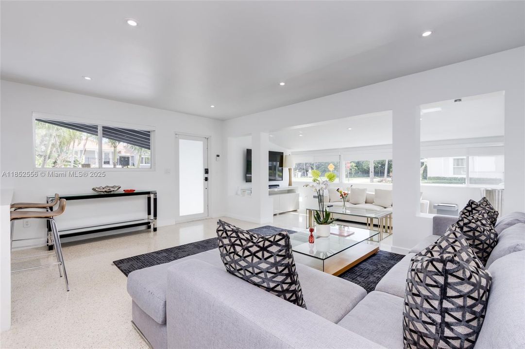 En Venta: $1,395,000 (3 camas, 2 baños, 1570 Pies cuadrados)