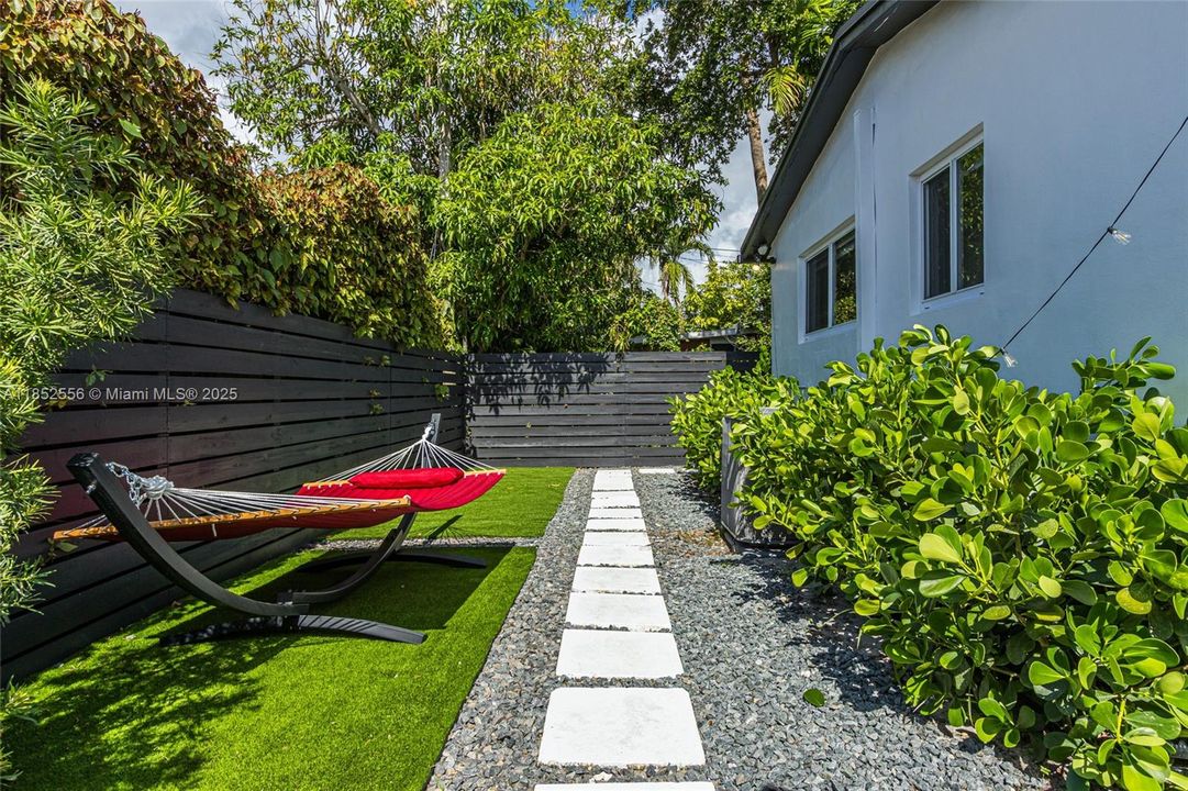 En Venta: $1,395,000 (3 camas, 2 baños, 1570 Pies cuadrados)