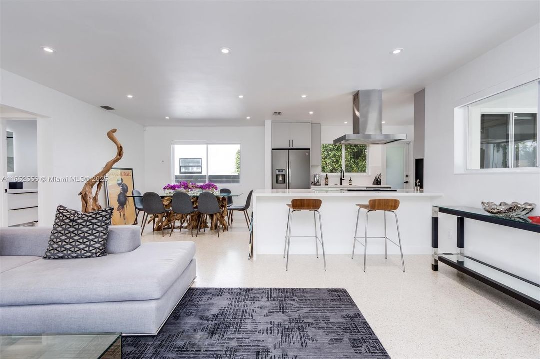 En Venta: $1,395,000 (3 camas, 2 baños, 1570 Pies cuadrados)