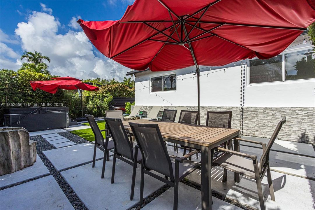 En Venta: $1,395,000 (3 camas, 2 baños, 1570 Pies cuadrados)