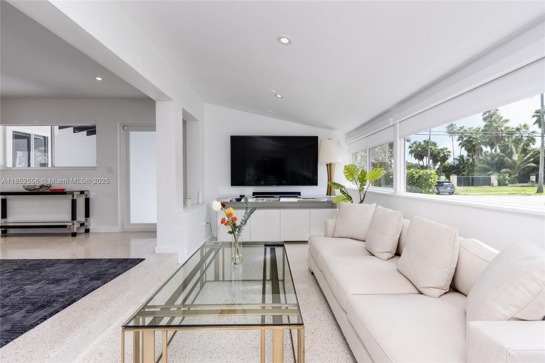 En Venta: $1,395,000 (3 camas, 2 baños, 1570 Pies cuadrados)