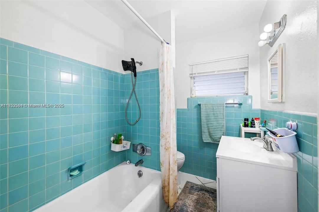 На продажу: $408,000 (2 спален, 1 ванн, 812 Квадратных фут)