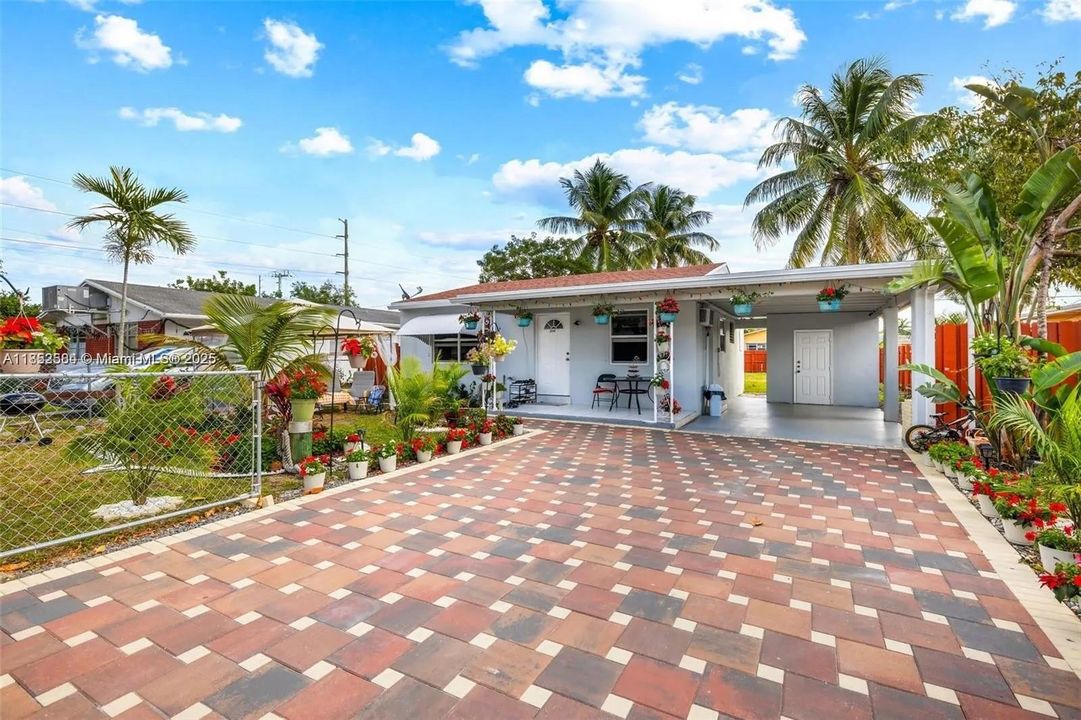 На продажу: $408,000 (2 спален, 1 ванн, 812 Квадратных фут)